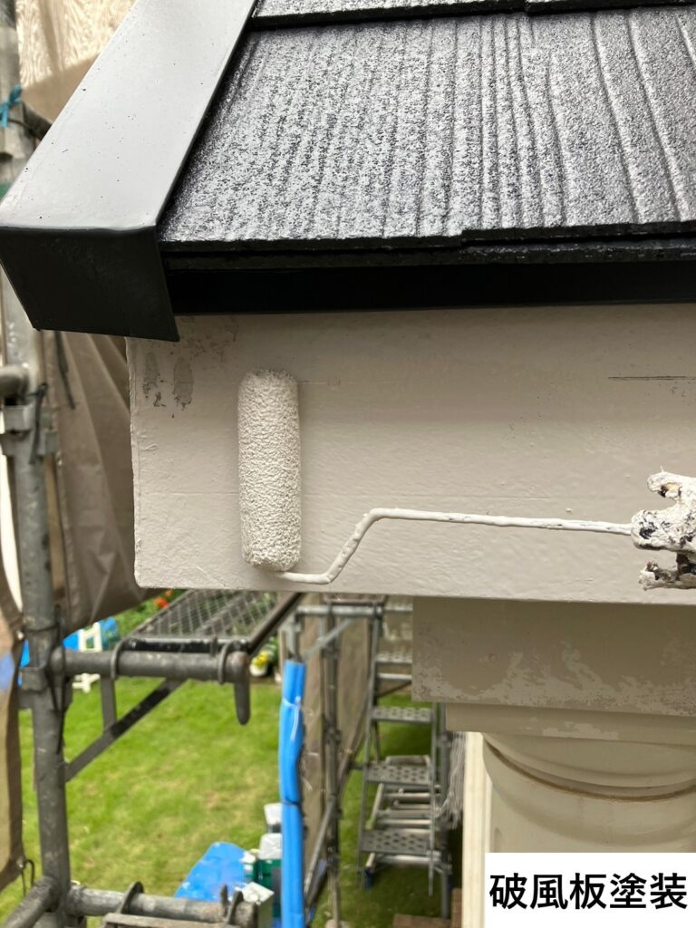 破風板の塗装です。しっかりと丁寧に手塗りで施工します。